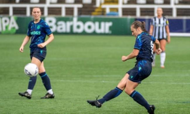 Abby Hunt scores for Stoke against Newcastle